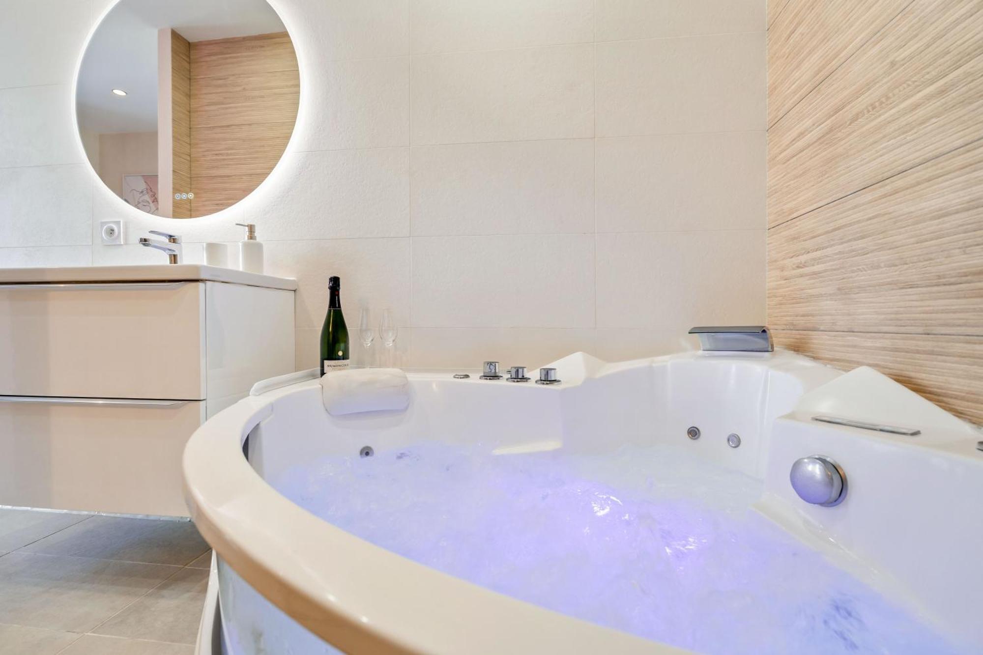 Nice Renting - Love Room Massena - Luxe Room - Jacuzzi - Terrace - King Bed - Ac Exteriér fotografie