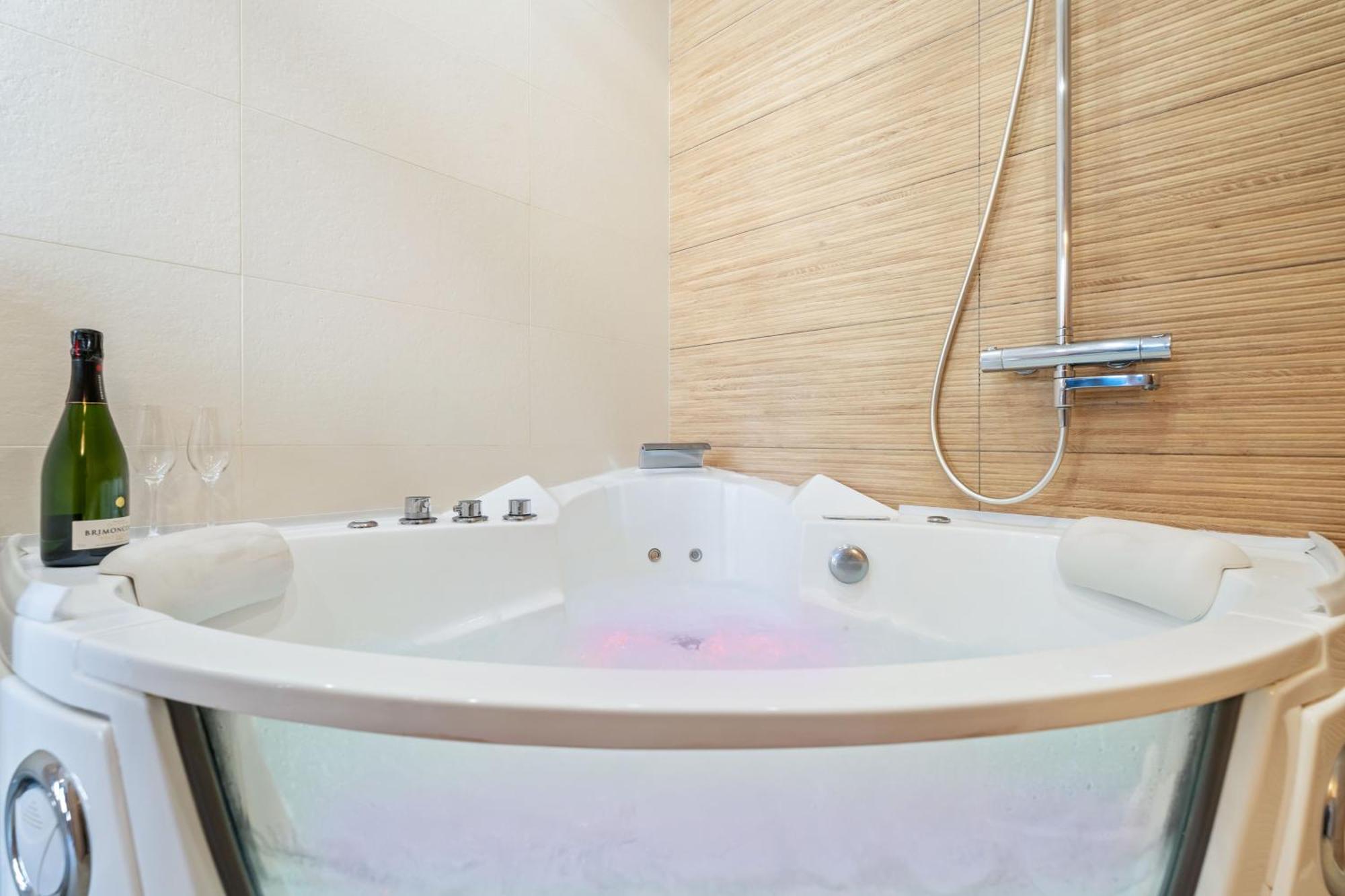 Nice Renting - Love Room Massena - Luxe Room - Jacuzzi - Terrace - King Bed - Ac Exteriér fotografie